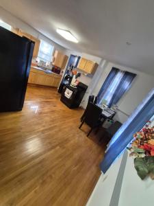 vista aerea su una cucina e un soggiorno di Humble beginning a Norwich