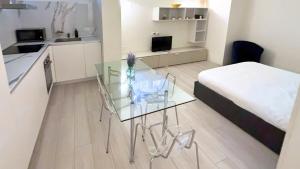 Camera piccola con un tavolo in vetro e un letto di Zambianchi Studio - Sostify a Bergamo