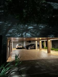 uma garagem com dois carros estacionados à noite em STUDIO CENTRAL IV em Cascavel mais 5 fotografias