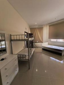 Una cama o camas en una habitación de KhavaQatar Hostel 2 بيت مشترك
