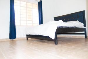 Giường trong phòng chung tại Mutethia Cottages