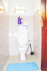 Phòng tắm tại Mutethia Cottages +21 ảnh