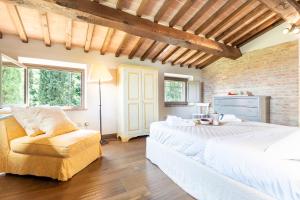 En eller flere senge i et værelse på Villa Florea I Modern Design with Gym and Private Pool + 101 billeder