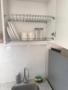 - un comptoir de cuisine avec une étagère au-dessus d'un évier dans l'établissement SB5 Apartment, à Cusco