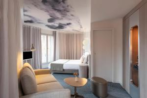 TV a/nebo společenská místnost v ubytování Le Grand Balcon Hotel