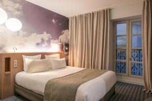 Postel nebo postele na pokoji v ubytování Le Grand Balcon Hotel