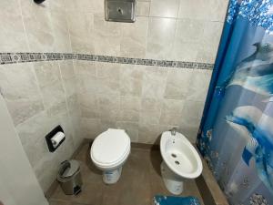 een badkamer met een toilet en een bidet bij Casita en general Pacheco in General Pacheco +13 foto's