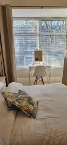 En eller flere senge i et værelse på Driftwood Cottage