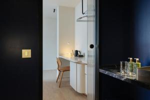 a kitchen with a counter and a table with a chair at Hotel Taro Santa Cruz in Santa Cruz de Tenerife
