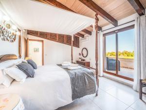 Giường trong phòng chung tại Holiday Home Ca Na Guerrera by Interhome