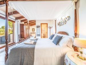 Giường trong phòng chung tại Holiday Home Ca Na Guerrera by Interhome