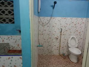 een badkamer met een toilet en een douche bij Future home Maetang in Sop Poeng