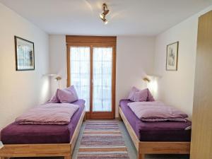 Giường trong phòng chung tại Apartment Chalet am Reeti by Interhome