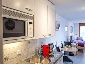 Nhà bếp/bếp nhỏ tại Apartment Chalet am Reeti by Interhome +24 ảnh