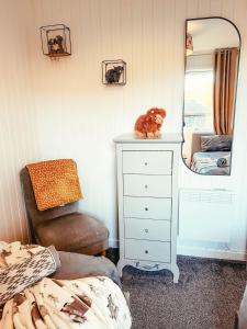 En eller flere senge i et værelse på Highland Coo Lodge