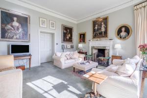 un soggiorno con mobili bianchi e un camino di 5 Bed in Errol oc-t33381 a Errol