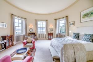 una grande camera da letto con un grande letto e finestre di 5 Bed in Errol oc-t33381 a Errol