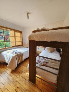 Ένα ή περισσότερα κρεβάτια σε δωμάτιο στο Cabaña Frutillar Bajo