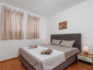 En eller flere senge i et værelse på Apartment Leko-2 by Interhome