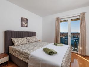 En eller flere senge i et værelse på Apartment Leko-3 by Interhome