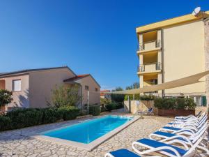 Swimmingpoolen hos eller tæt på Apartment Leko-3 by Interhome