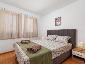 En eller flere senge i et værelse på Apartment Leko-4 by Interhome