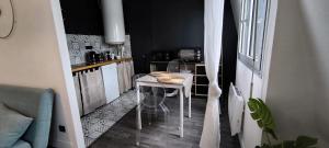 Una cocina o cocineta en Le pied à terre