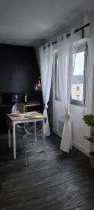 Una televisión o centro de entretenimiento en Le pied à terre