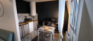 Una cocina o cocineta en Le pied à terre 6 fotos más