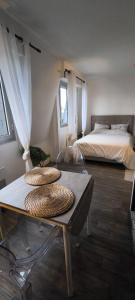 Una cama o camas en una habitación de Le pied à terre