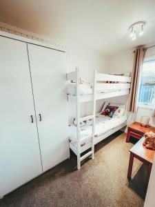 En eller flere senge i et værelse på Highland Coo Lodge + 19 billeder