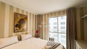 um quarto com uma cama grande e uma janela em #2207A# Flat mobiliado no Jardim Goias em Goiânia mais 19 fotografias