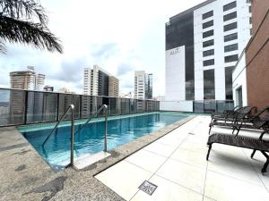 uma piscina no telhado de um edifício em #2207A# Flat mobiliado no Jardim Goias em Goiânia