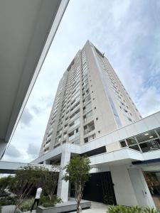 um alto edifício branco com um céu em #2207A# Flat mobiliado no Jardim Goias em Goiânia