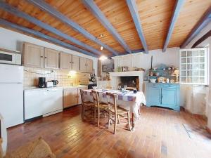een keuken met een tafel en stoelen in een kamer bij Holiday Home Petichaud by Interhome in Saint-Sulpice-dʼArnoult