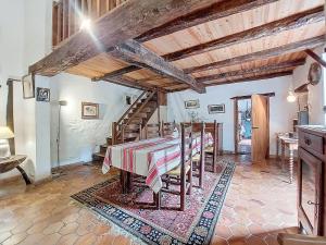 een eetkamer met een tafel en een trap bij Holiday Home Petichaud by Interhome in Saint-Sulpice-dʼArnoult