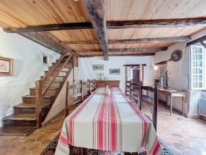 een kamer met een tafel in het midden van een kamer bij Holiday Home Petichaud by Interhome in Saint-Sulpice-dʼArnoult