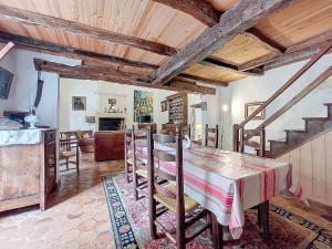 een keuken en een woonkamer met een tafel en een trap bij Holiday Home Petichaud by Interhome in Saint-Sulpice-dʼArnoult +25 foto's