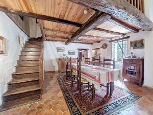 een keuken en eetkamer met een tafel en een trap bij Holiday Home Petichaud by Interhome in Saint-Sulpice-dʼArnoult
