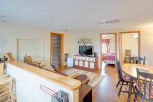 Et tv og/eller underholdning på Cozy Fairfield Escape Near Historic Sites