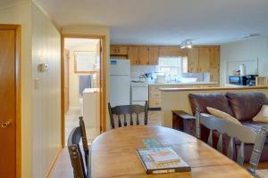 Køkken eller tekøkken på Cozy Fairfield Escape Near Historic Sites