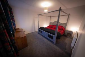 En eller flere senge i et værelse på Comer Cottage a Remote Cottage Retreat + 5 billeder