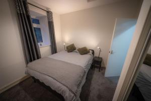 En eller flere senge i et værelse på Comer Cottage a Remote Cottage Retreat