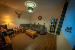 Et opholdsområde på Comer Cottage a Remote Cottage Retreat