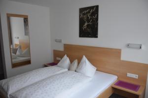 Łóżko lub łóżka w pokoju w obiekcie Hotel Garni Sport Sonneck