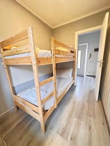 La Casa di Erika في Monasterolo del Castello: غرفة بسريرين بطابقين في غرفة