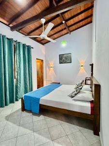 En eller flere senge i et værelse på Singithi villa