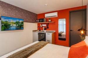 a small room with a bed and a kitchen at Sueño Caleño in Cali +9 photos