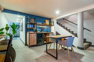 a kitchen with blue walls and a table and chairs at Sueño Caleño in Cali