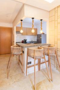 Una cocina con una mesa y sillas en una habitación. en Suite Elegante 2 chambres Confort & Style Marrakech, en Oulad Akkou 8 fotos más